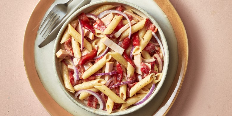 Pastasalade met gerookte kip en gegrilde paprika
