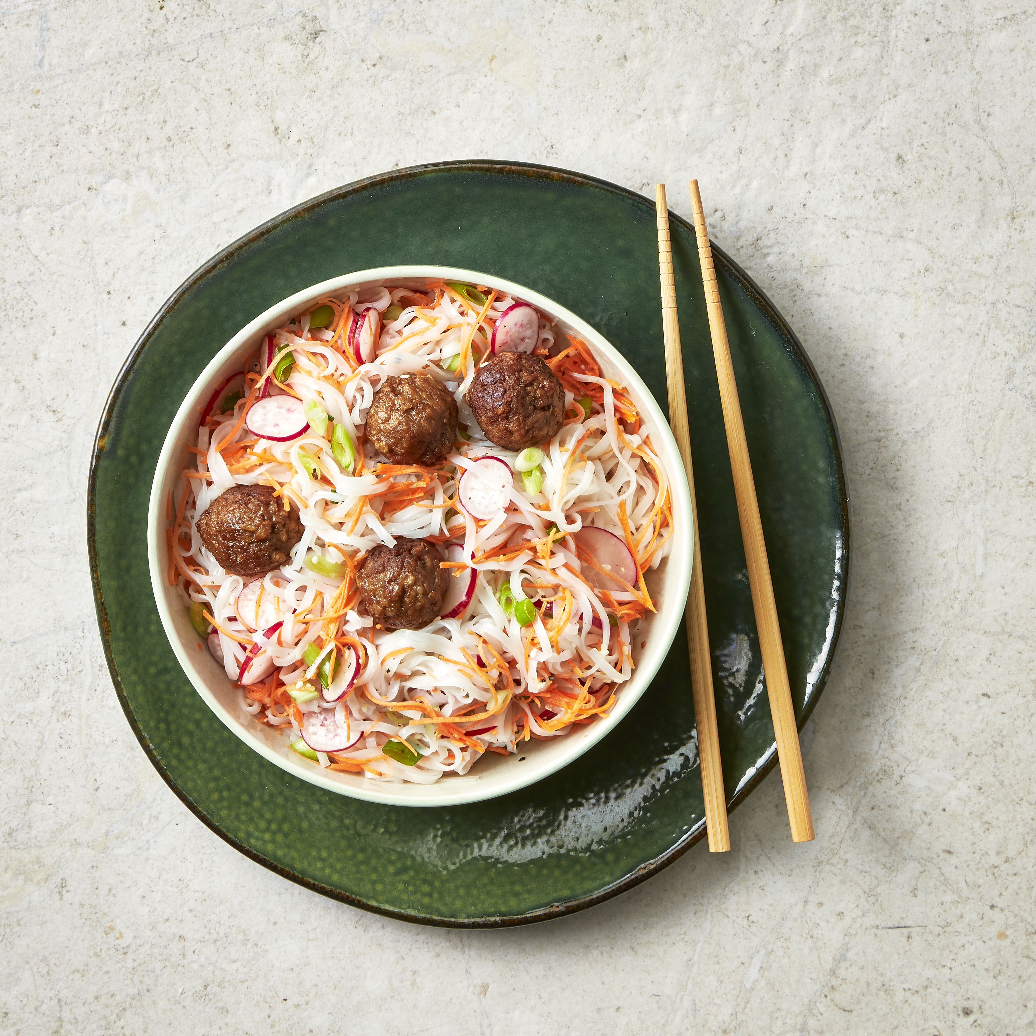 Noedelsalade met vega balletjes en sesamdressing