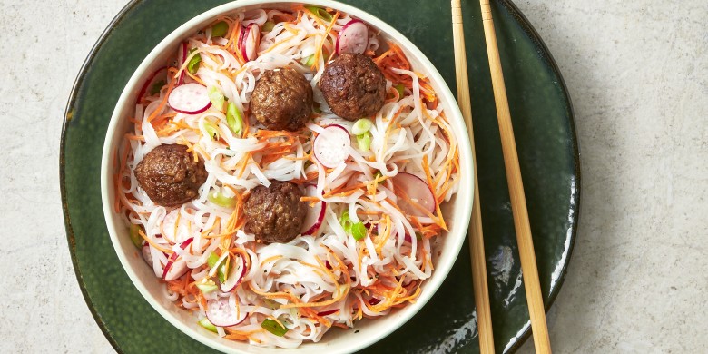 Noedelsalade met vega balletjes en sesamdressing