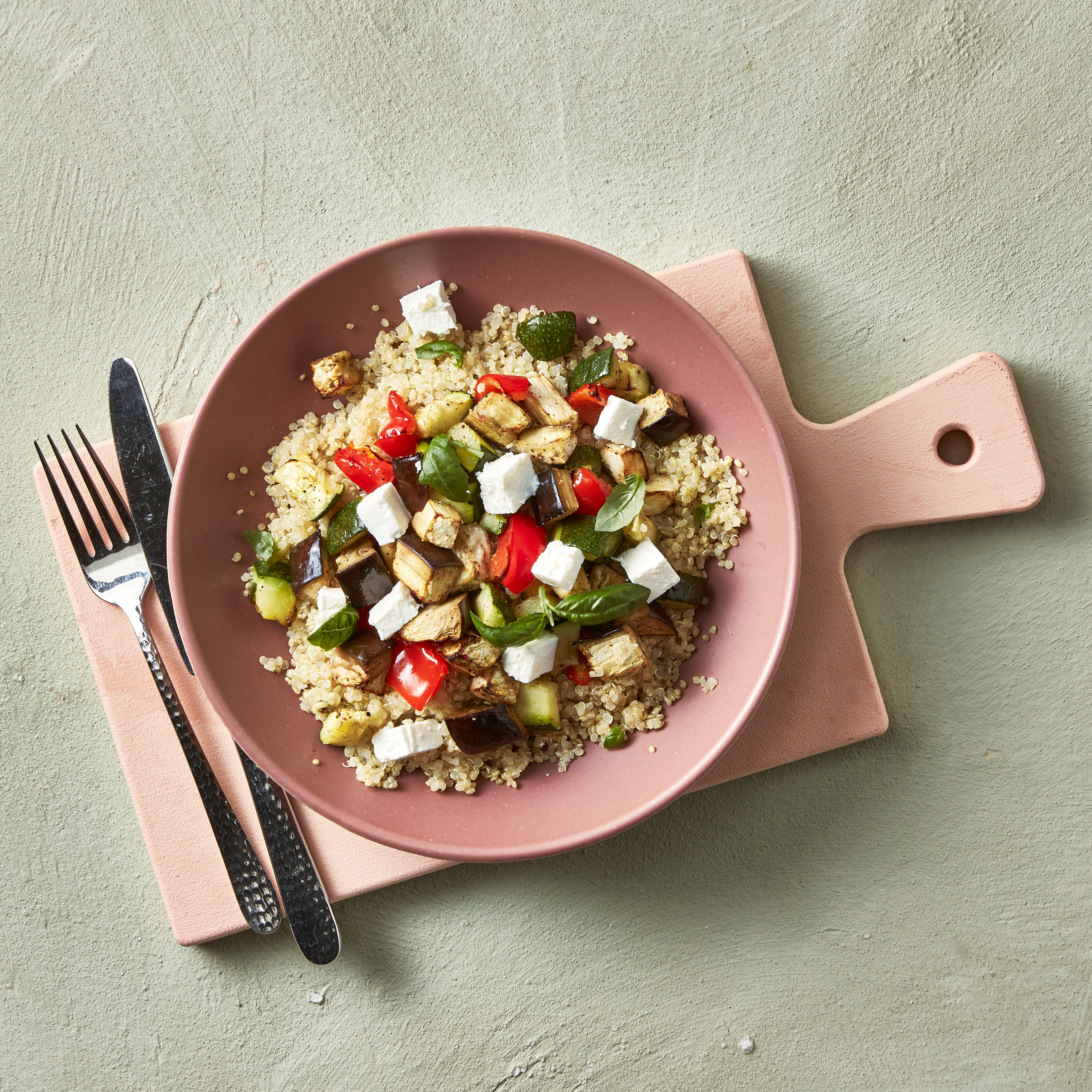 Quinoasalade met feta en geroosterde groenten