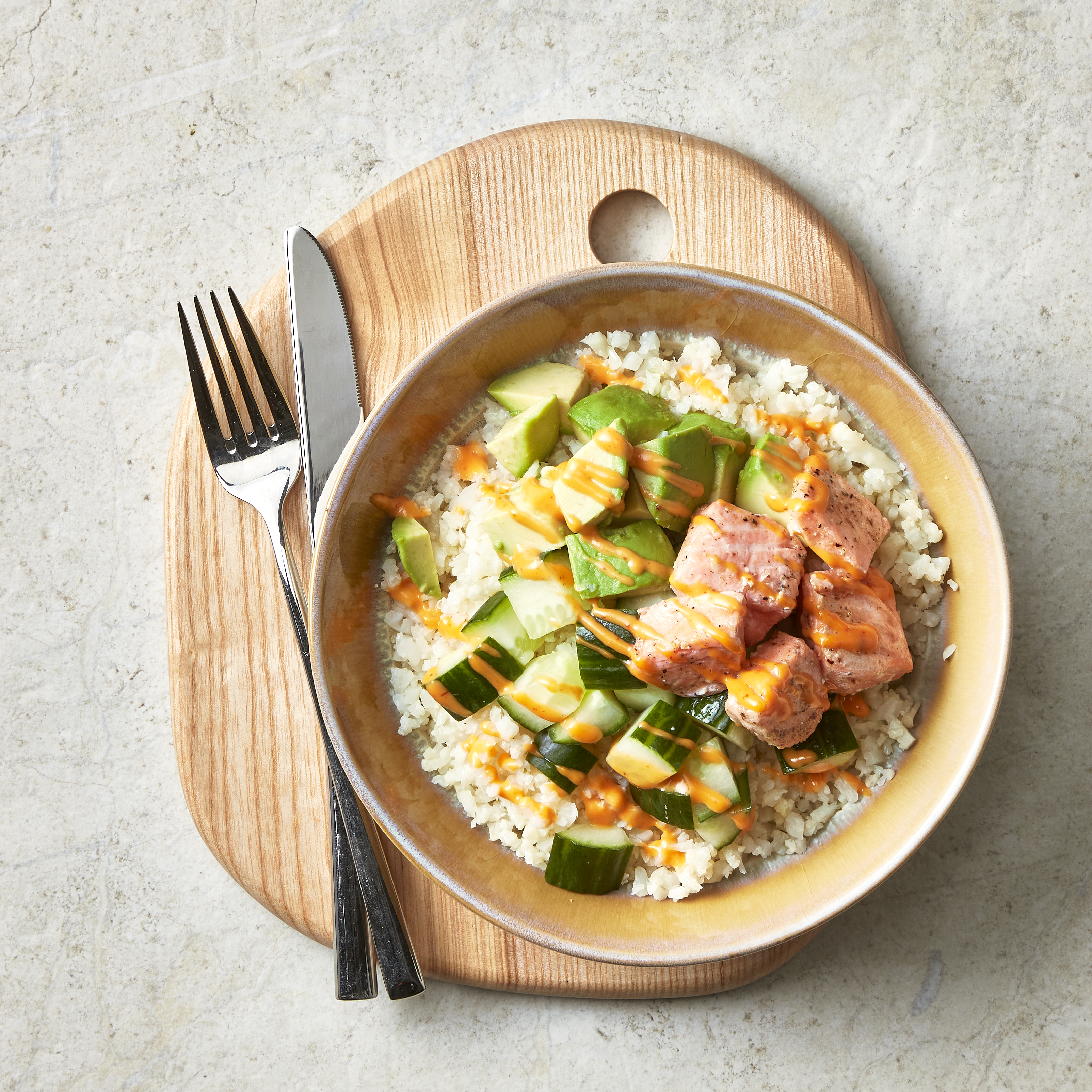 Snelle pokébowl met bloemkoolrijst en zalm