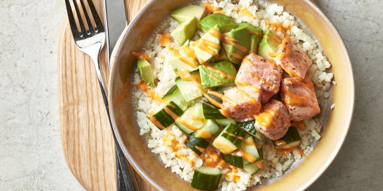 Snelle pokébowl met bloemkoolrijst en zalm
