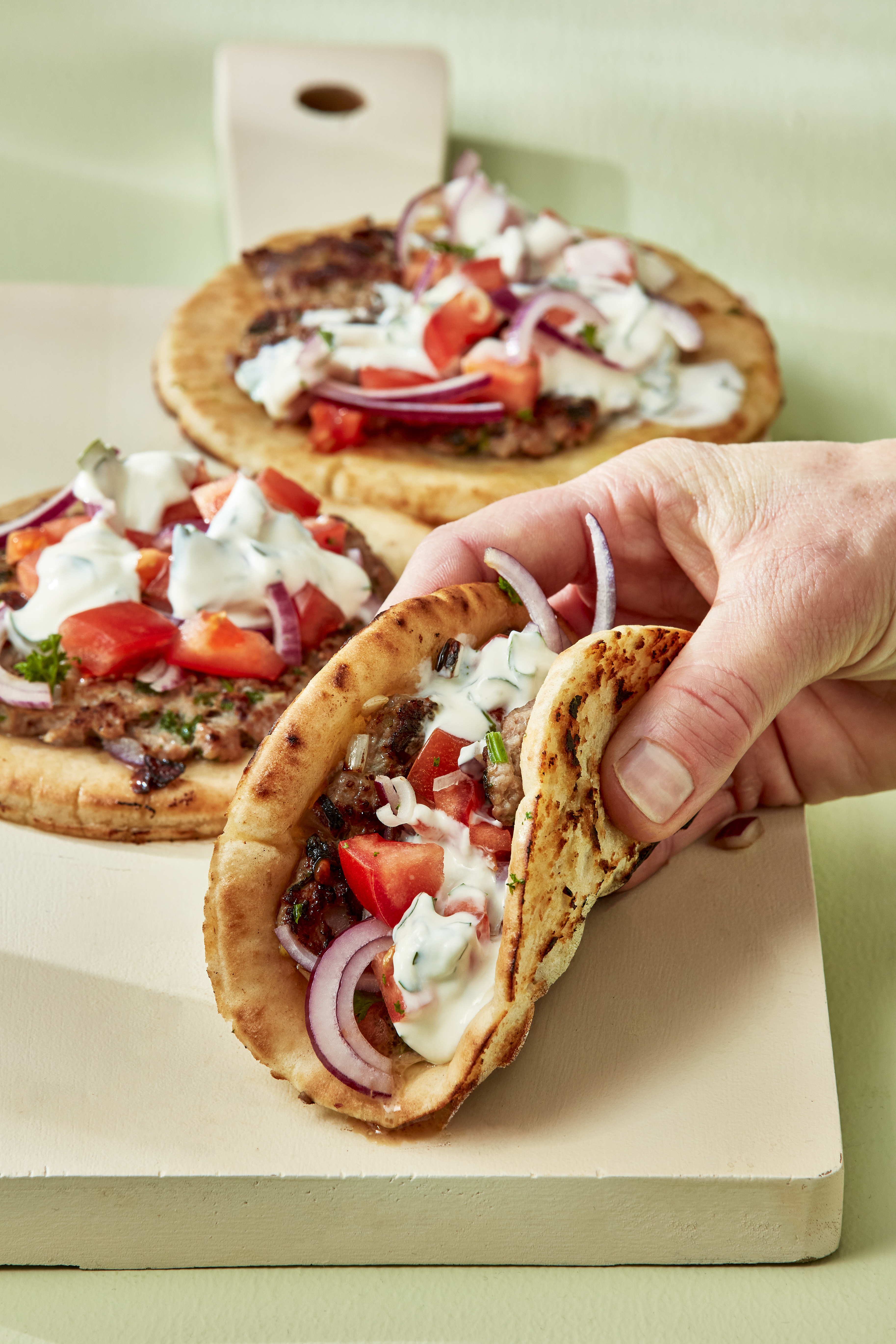 Gehakt pita's met een frisse tomaten salade en yoghurtsaus