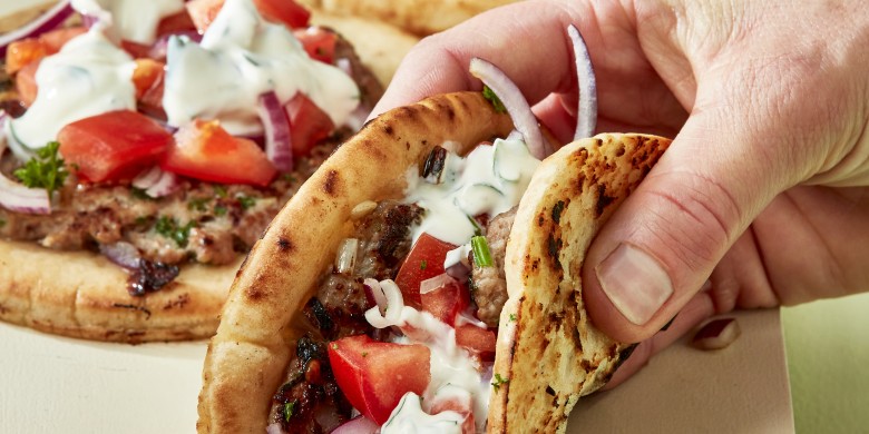 Gehakt pita’s met een frisse tomaten salade en yoghurtsaus