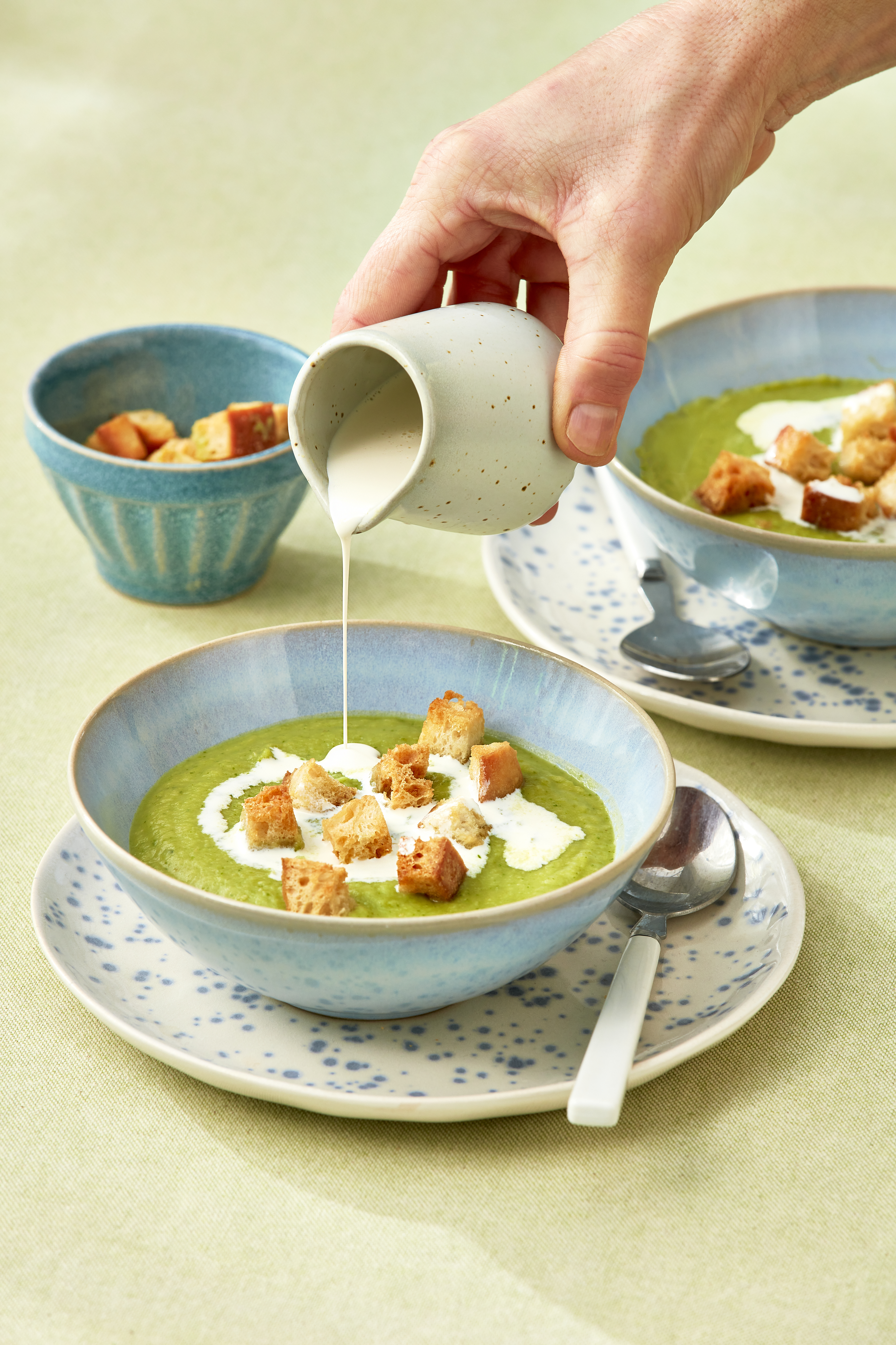 Romige knolselderij prei soep van de plaat