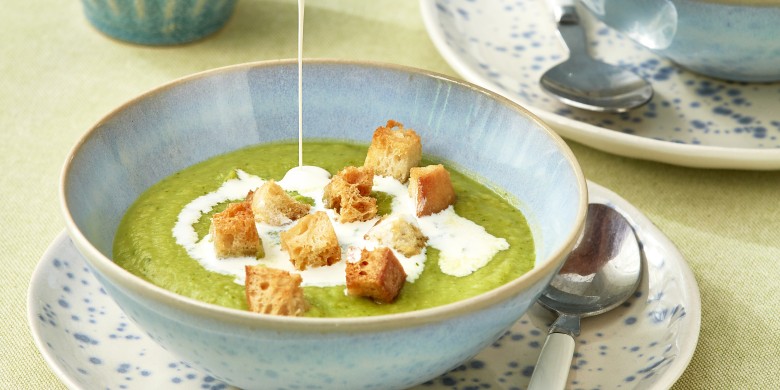 Romige knolselderij prei soep van de plaat