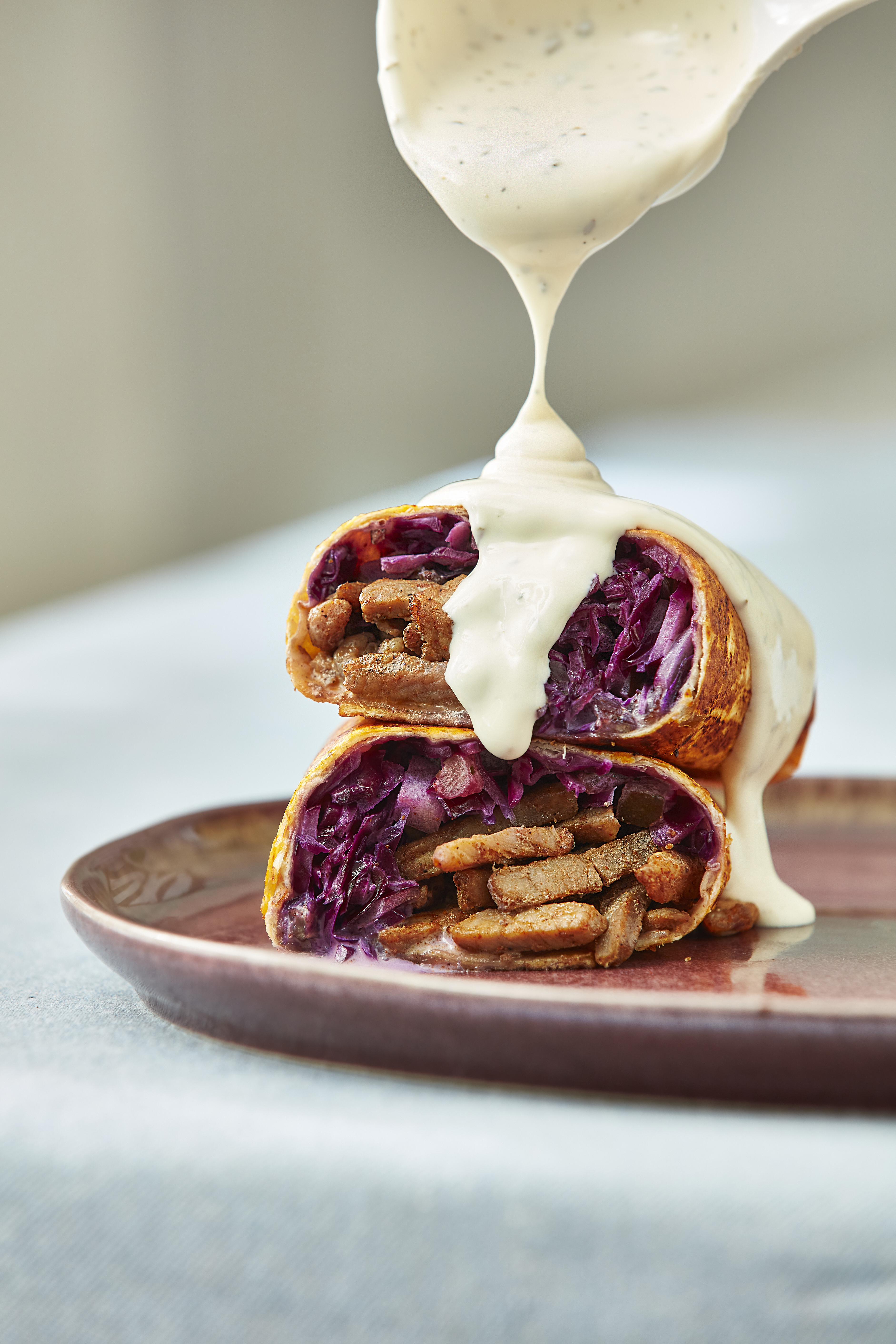 Knapperige Shoarma roll met krokante rode kool en ui salade