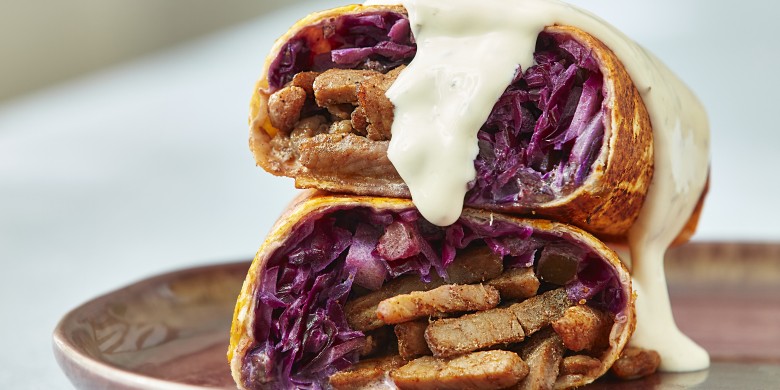 Knapperige Shoarma roll met krokante rode kool en ui salade