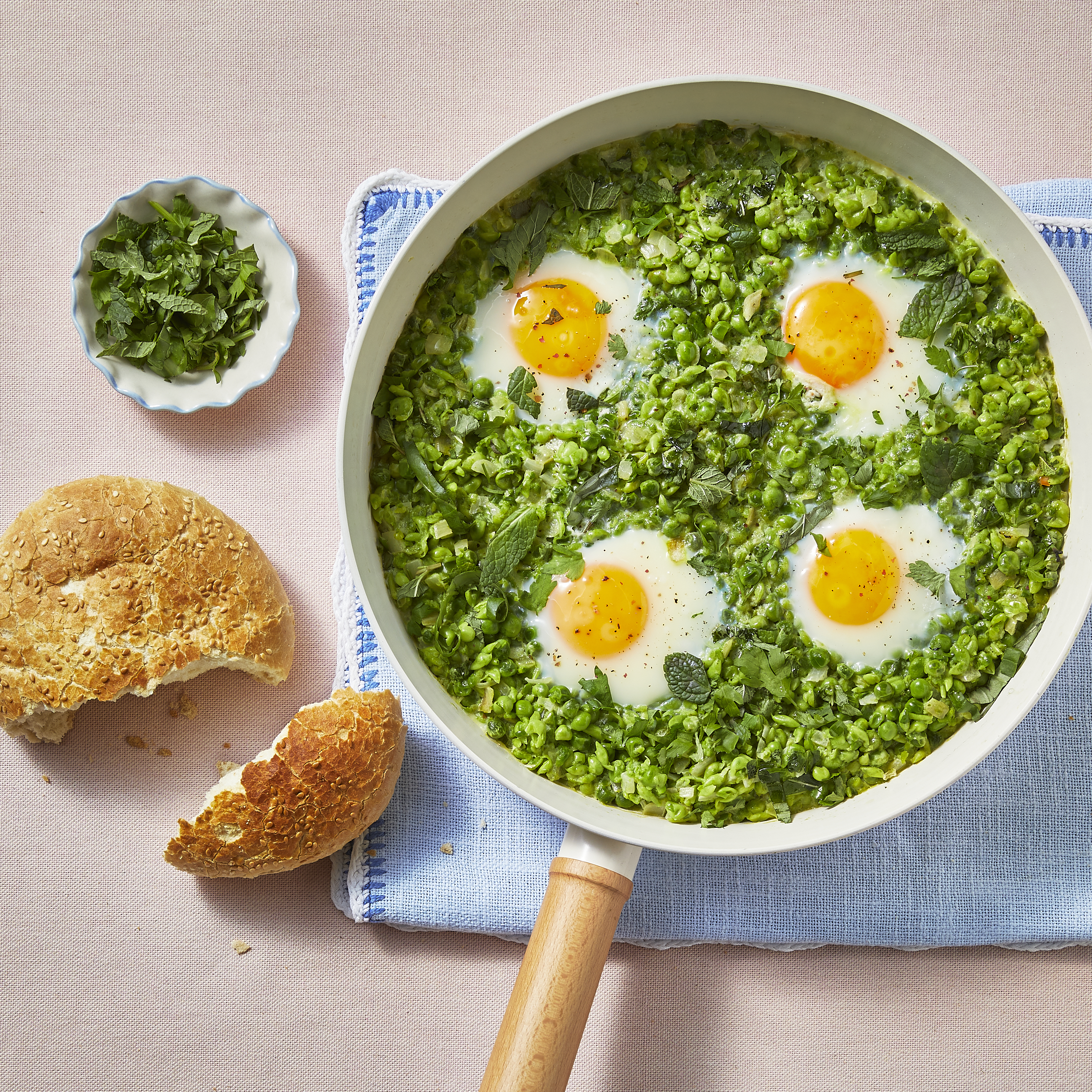 Groene shakshuka met groene kruiden en ei