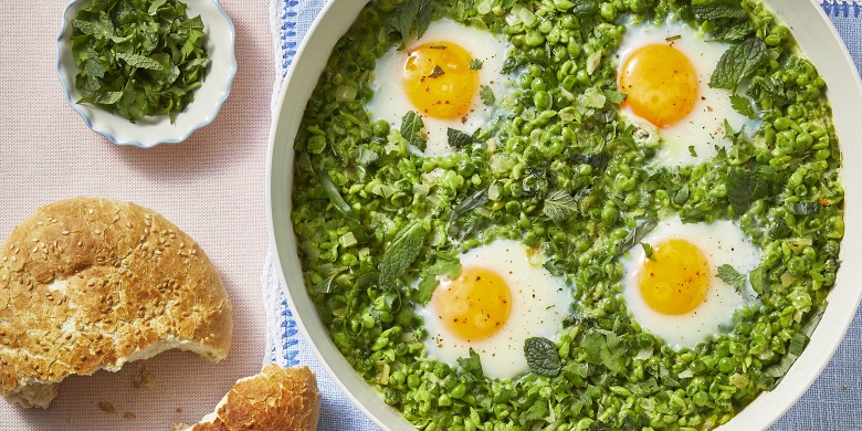 Groene shakshuka met groene kruiden en ei