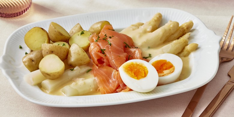 Witte asperges met zalm, ei en botersaus