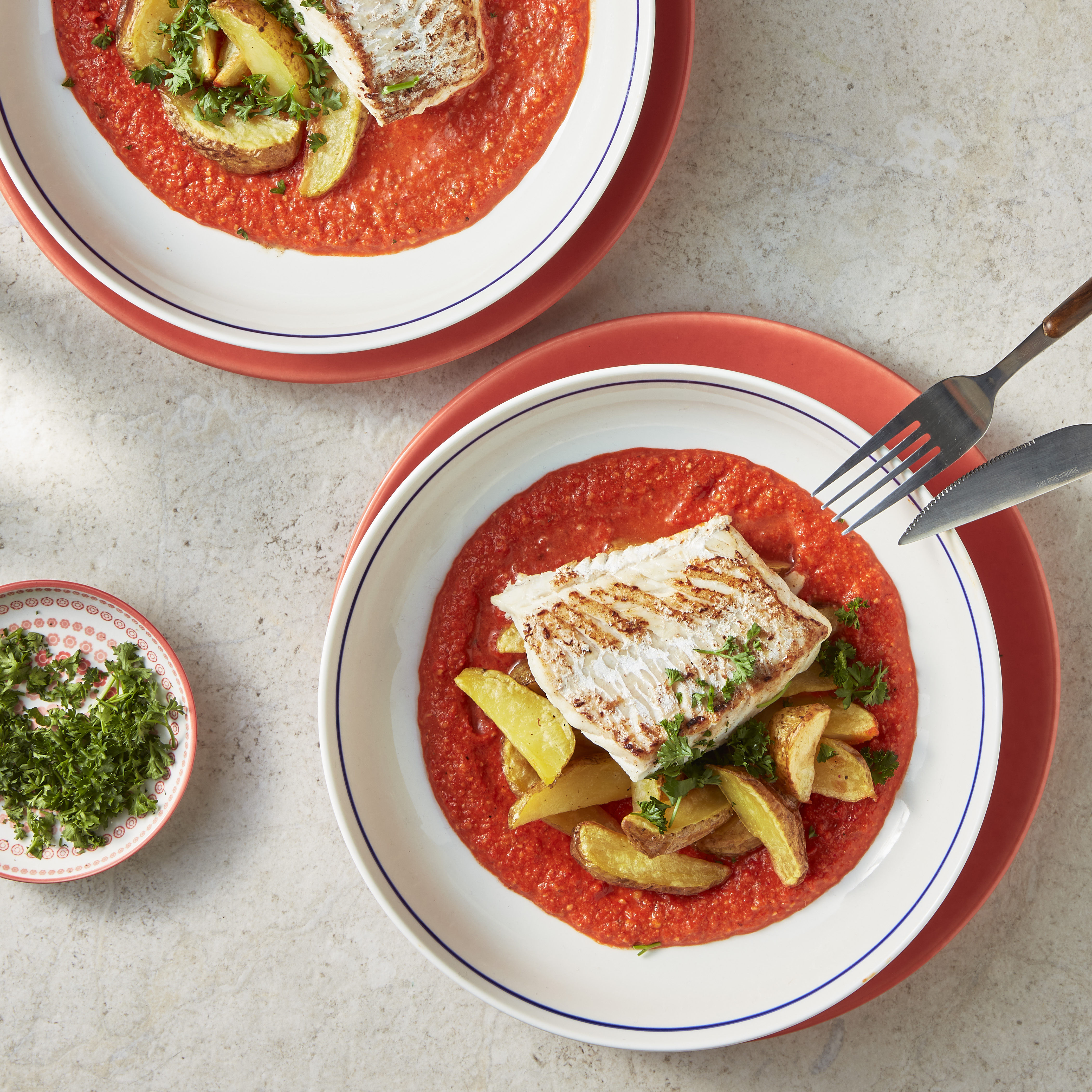 Kabeljauw met aardappelpartjes in gegrilde paprikasaus