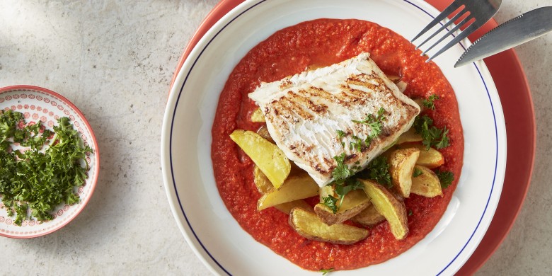Kabeljauw met aardappelpartjes in gegrilde paprikasaus