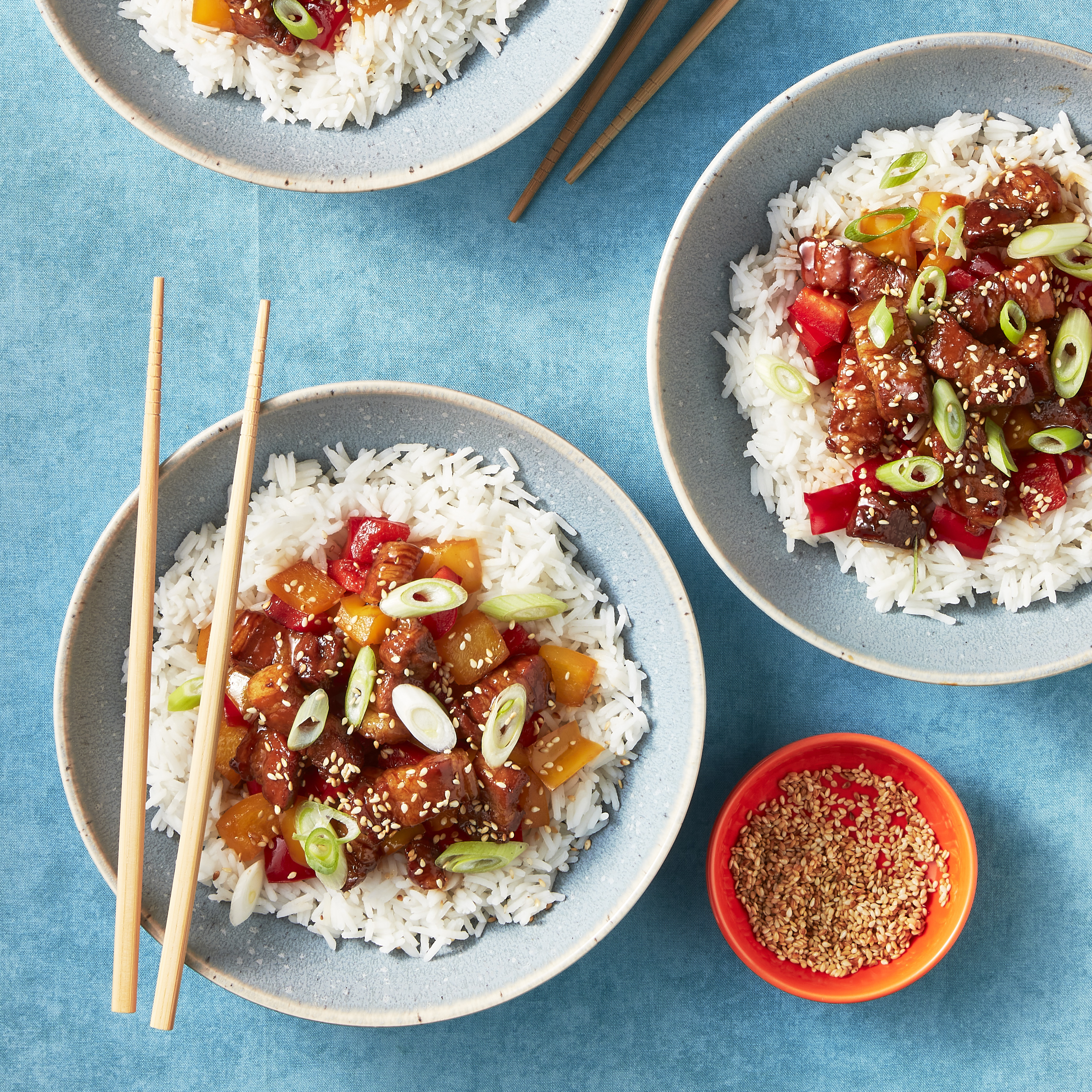 Sticky speklapjes met paprika en rijst