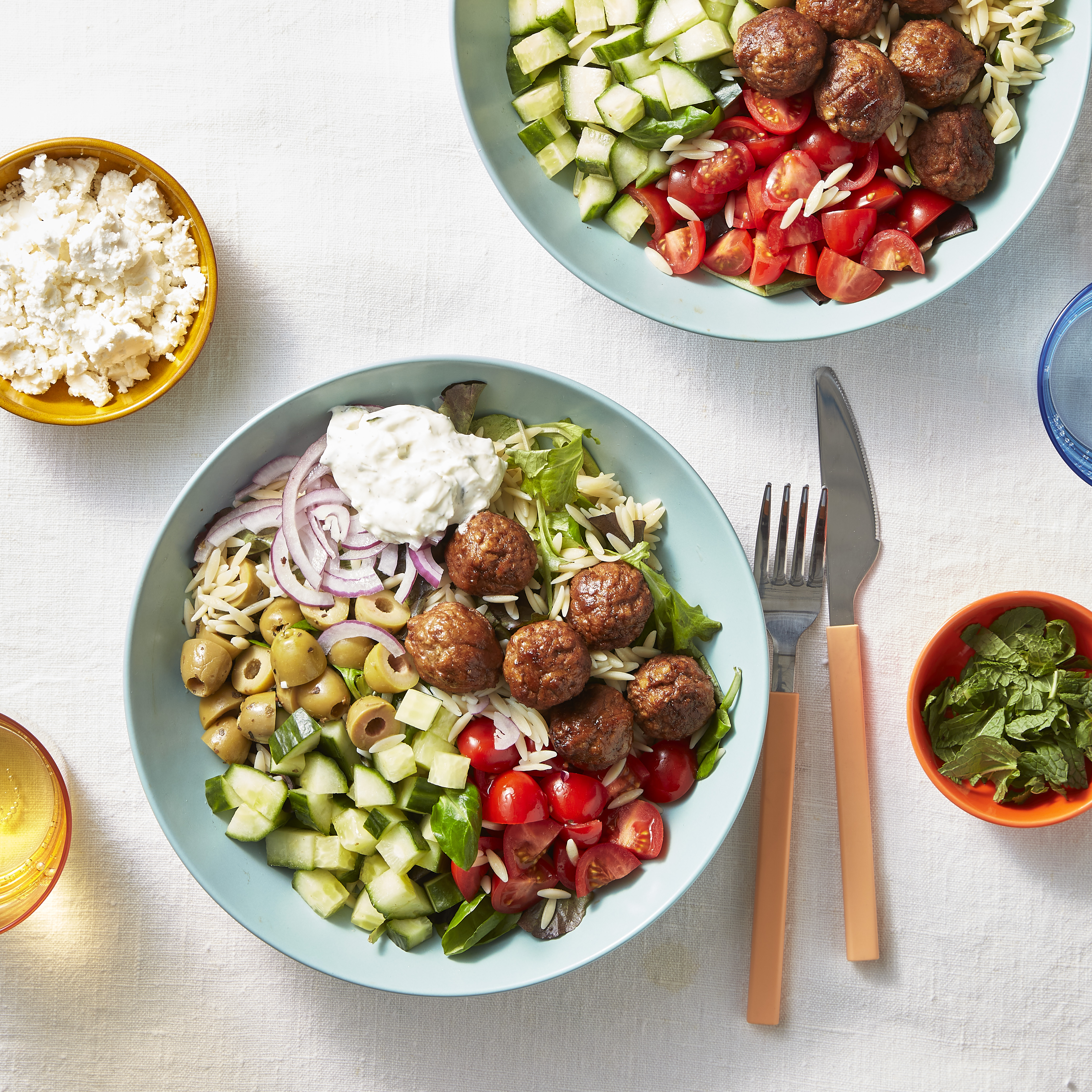Griekse bowl met balletjes en tzatziki