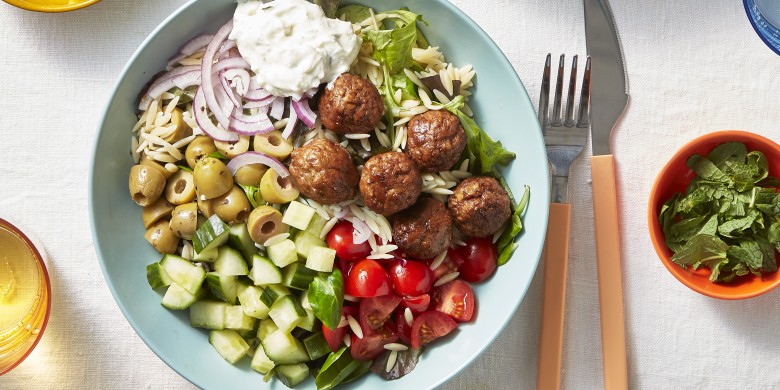 Griekse bowl met balletjes en tzatziki
