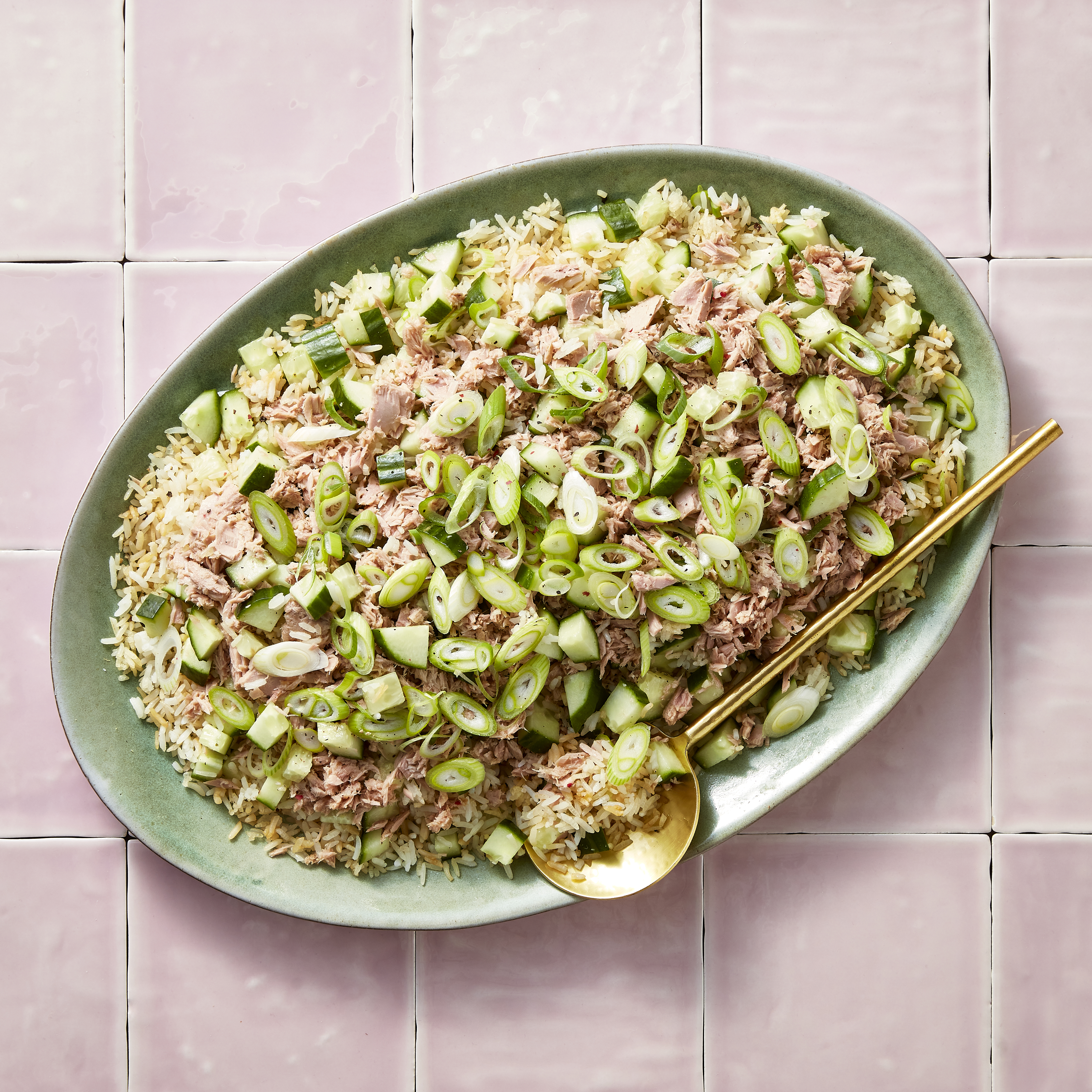 Krokante rijstsalade met komkommer en tonijn