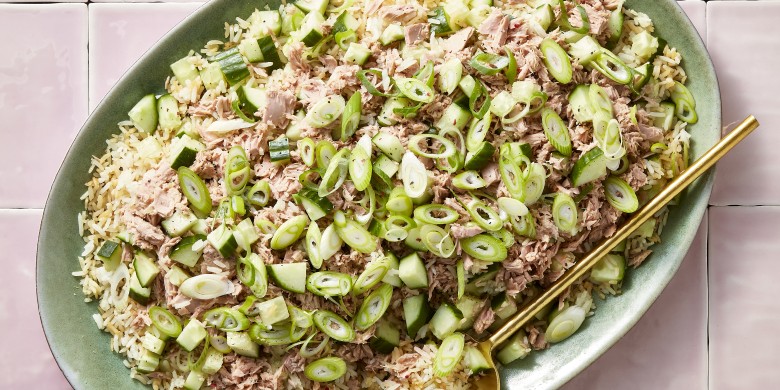 Krokante rijstsalade met komkommer en tonijn