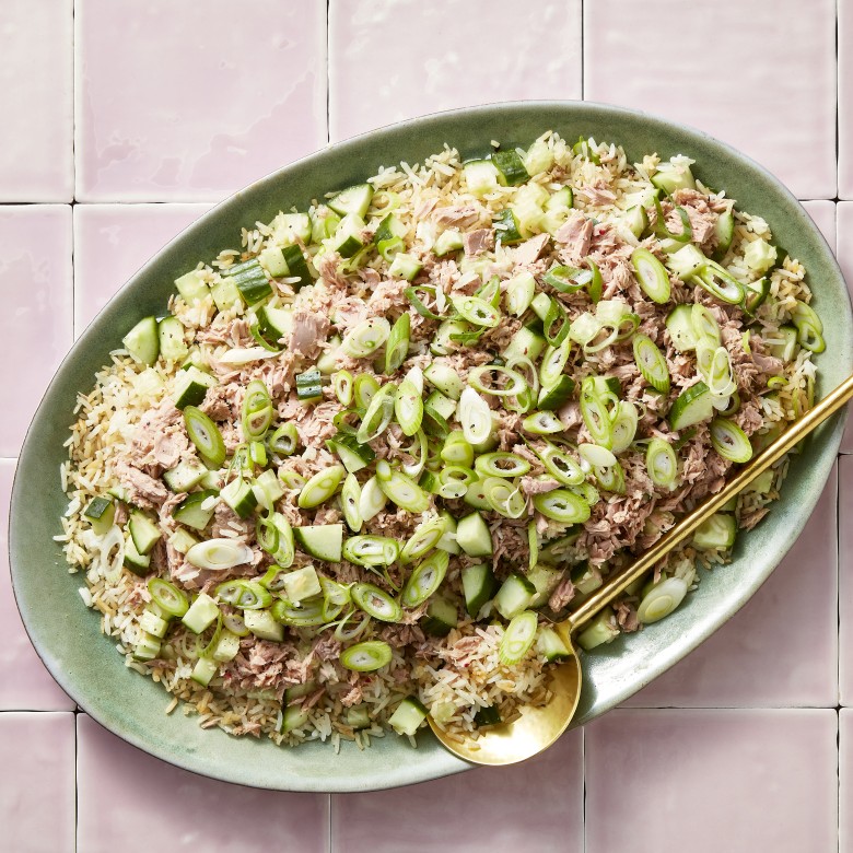 Krokante rijstsalade met komkommer en tonijn