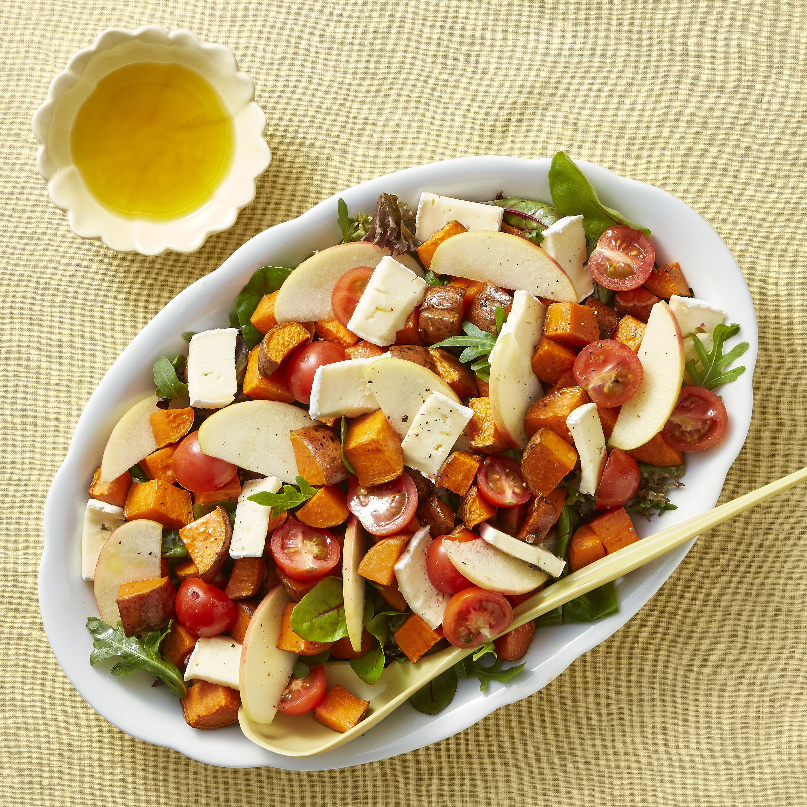 Zoete aardappelsalade met appel en brie