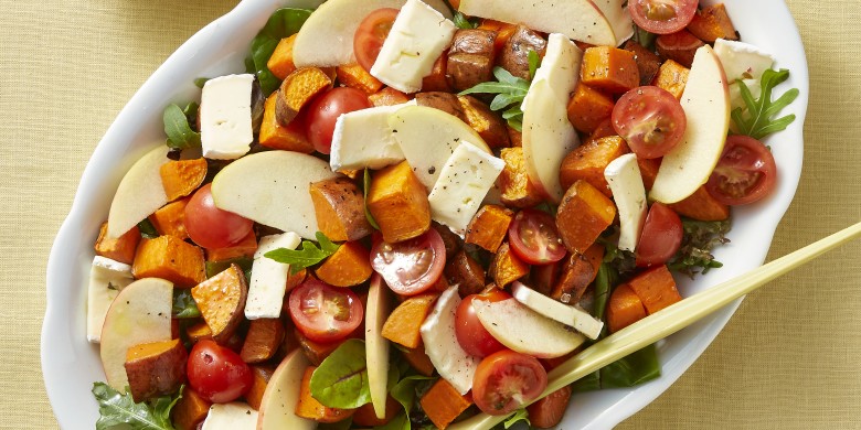 Zoete aardappelsalade met appel en brie