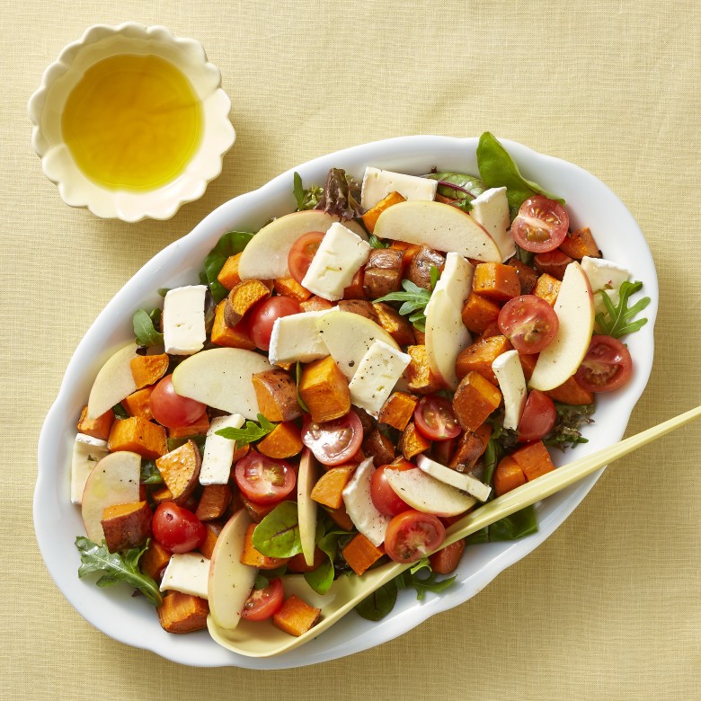 Zoete aardappelsalade met appel en brie