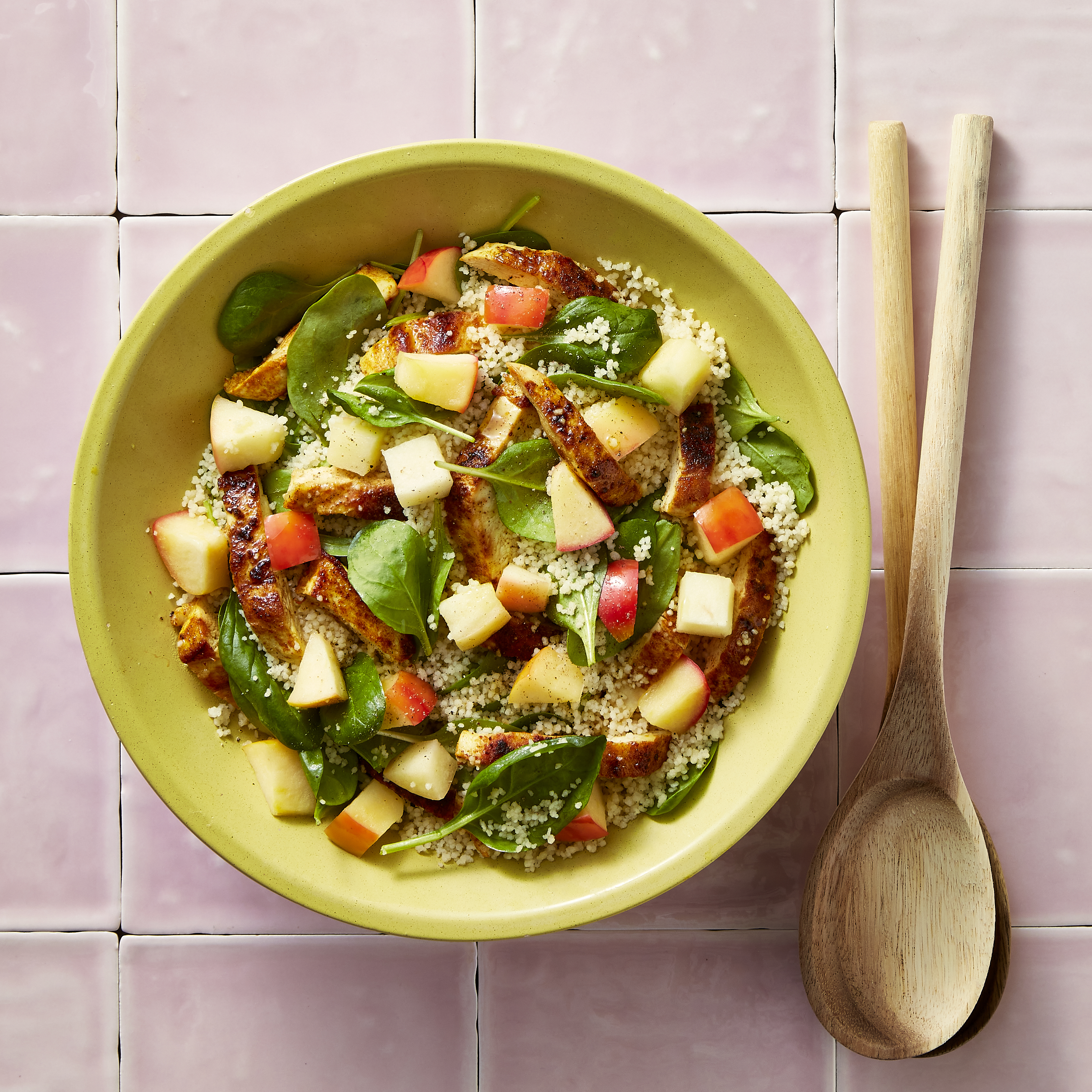 Couscoussalade met kip, spinazie en appel