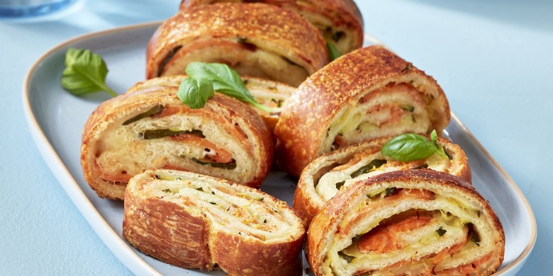 Pizzahapjes met zalm en courgette 