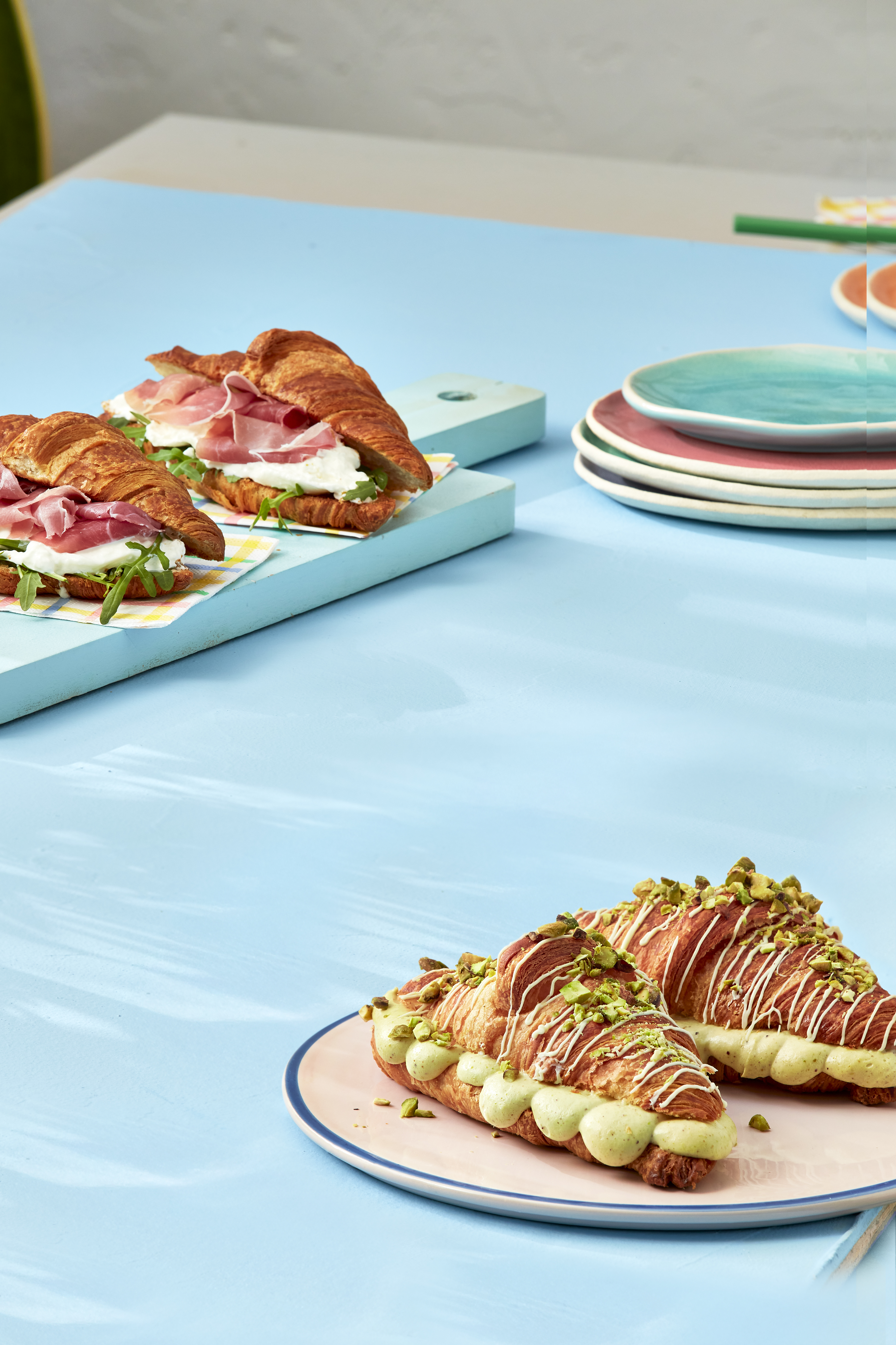 Gebakken croissant met rucola, parmaham en burrata