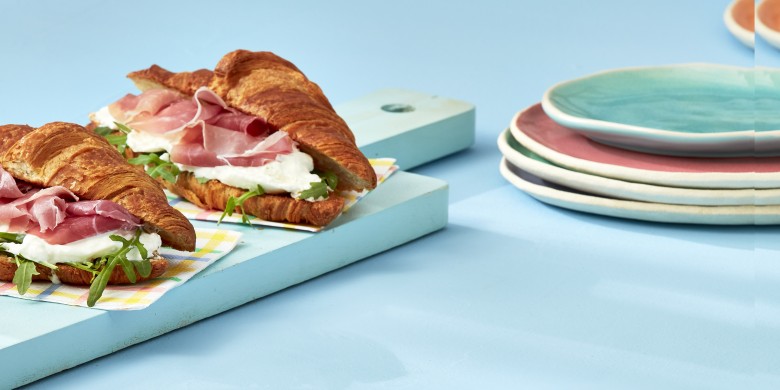 Gebakken croissant met rucola, parmaham en burrata