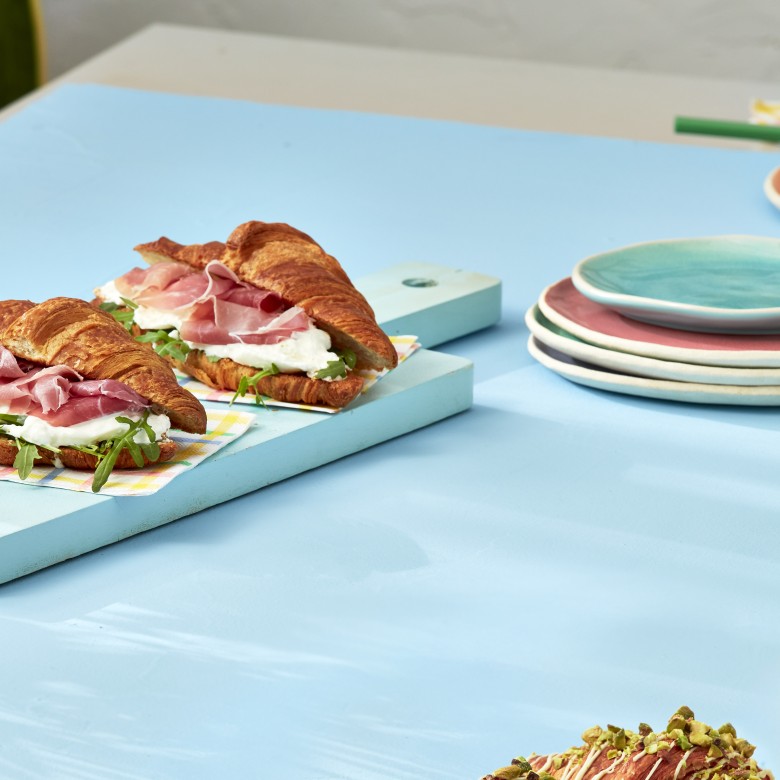 Gebakken croissant met rucola, parmaham en burrata