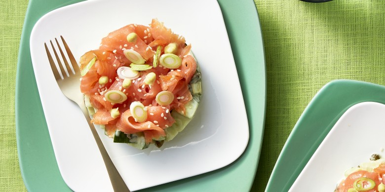 Avocado-komkommertartaar met gerookte zalm