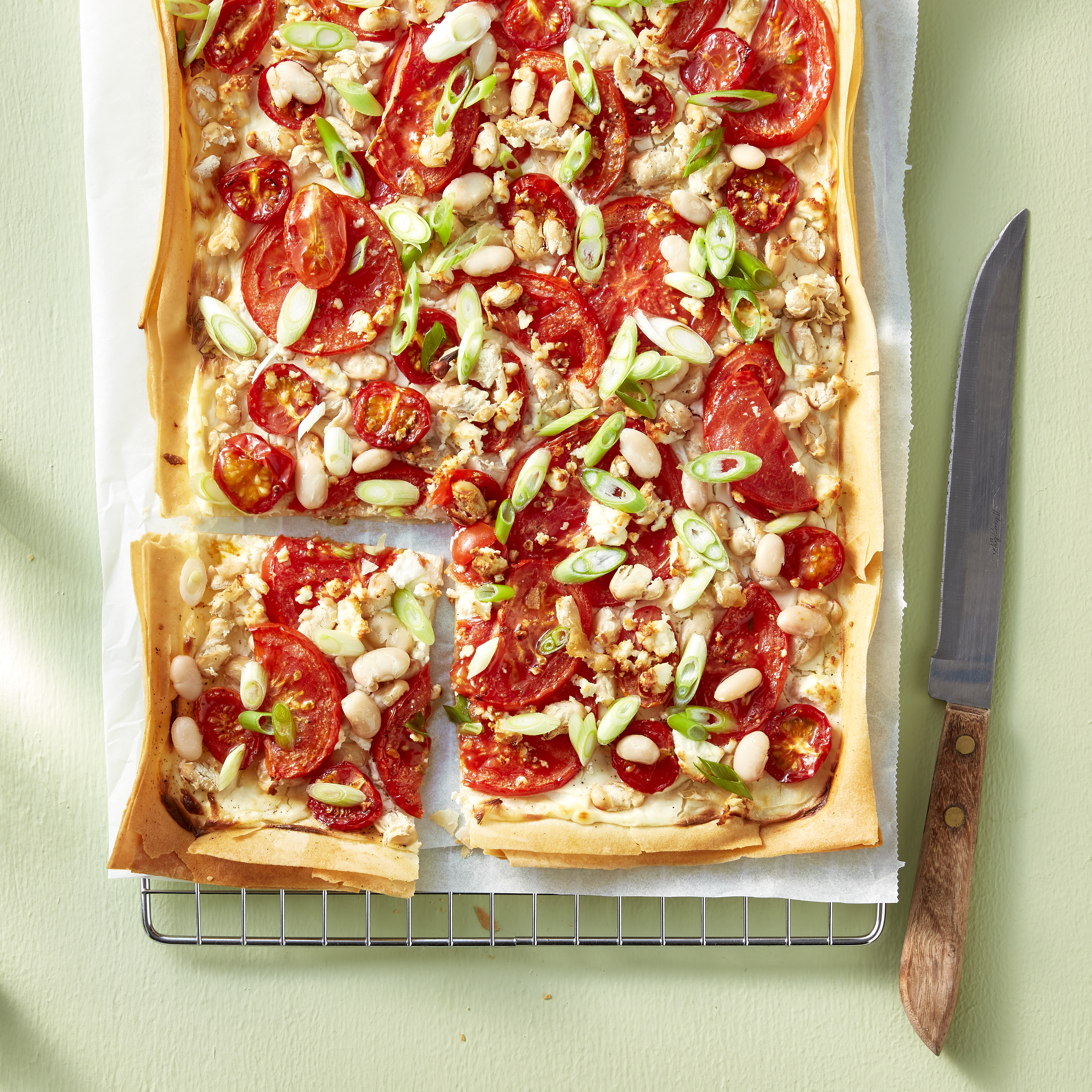 Filodeegplaattaart met tomaat