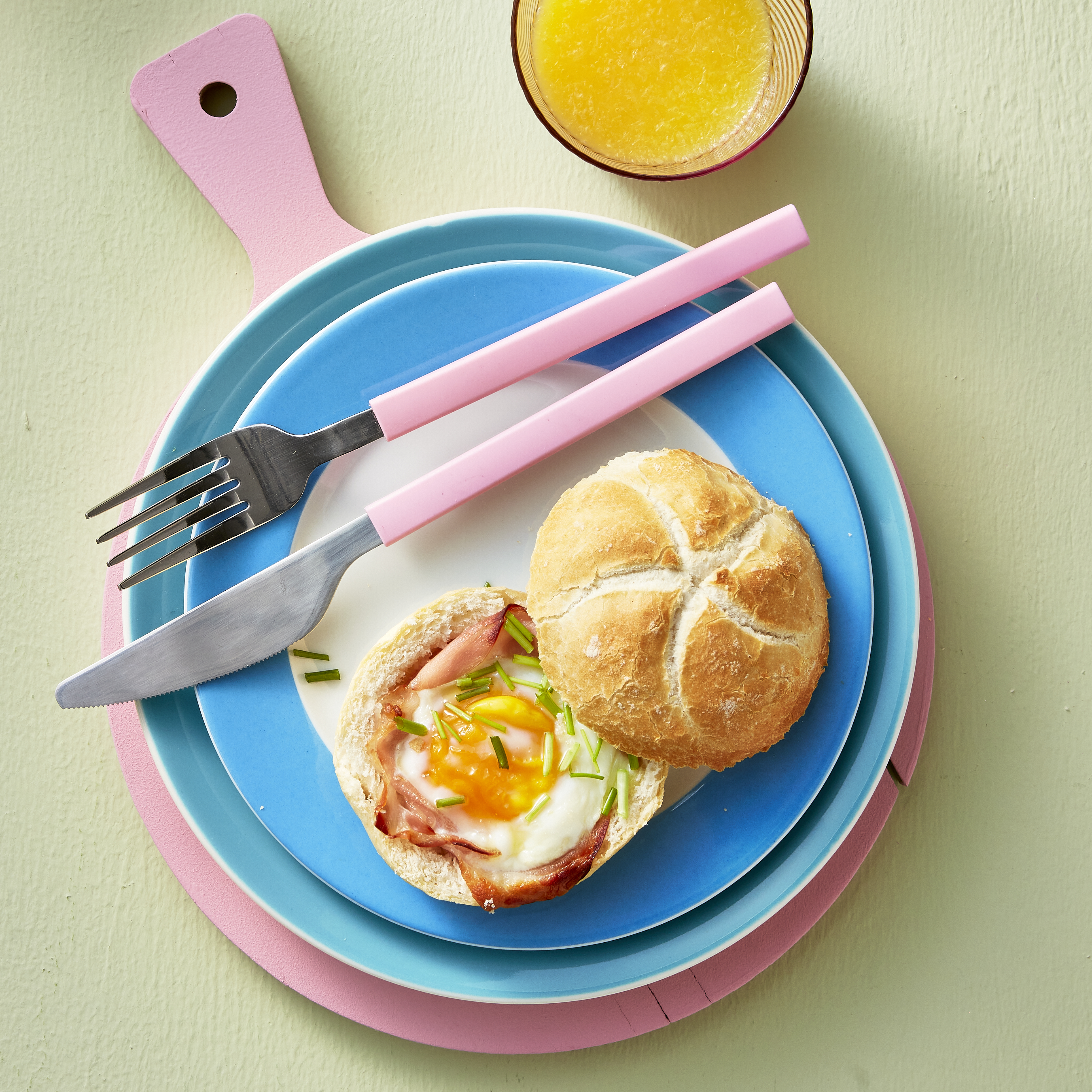 Kaiserbroodje met bacon en ei uit de airfryer