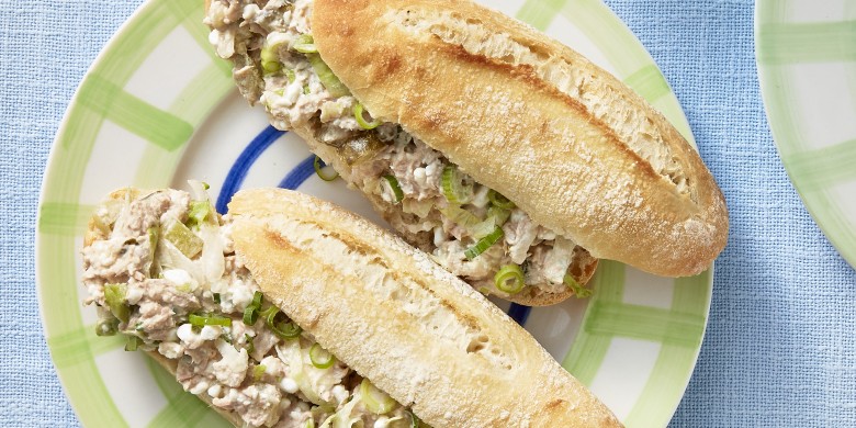 Pistoletje met frisse tonijnsalade
