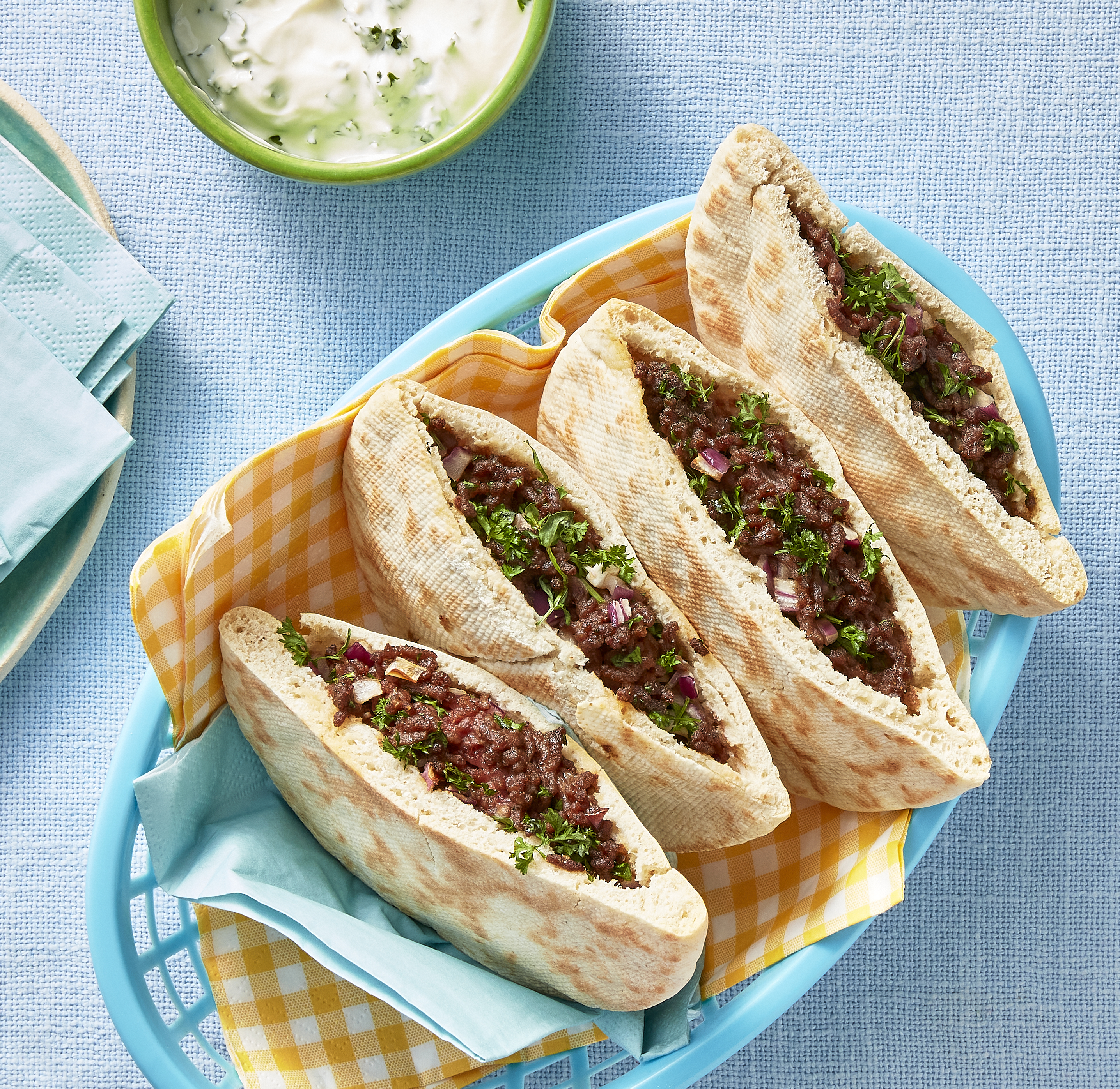 Gevuld pitabroodje met yoghurtdip