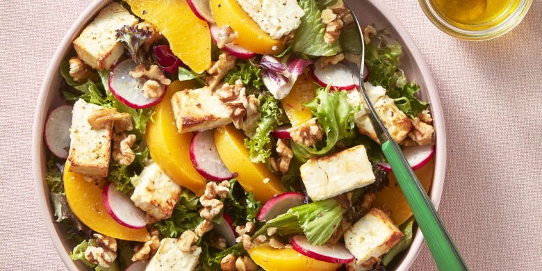 Salade met perzik en gebakken feta