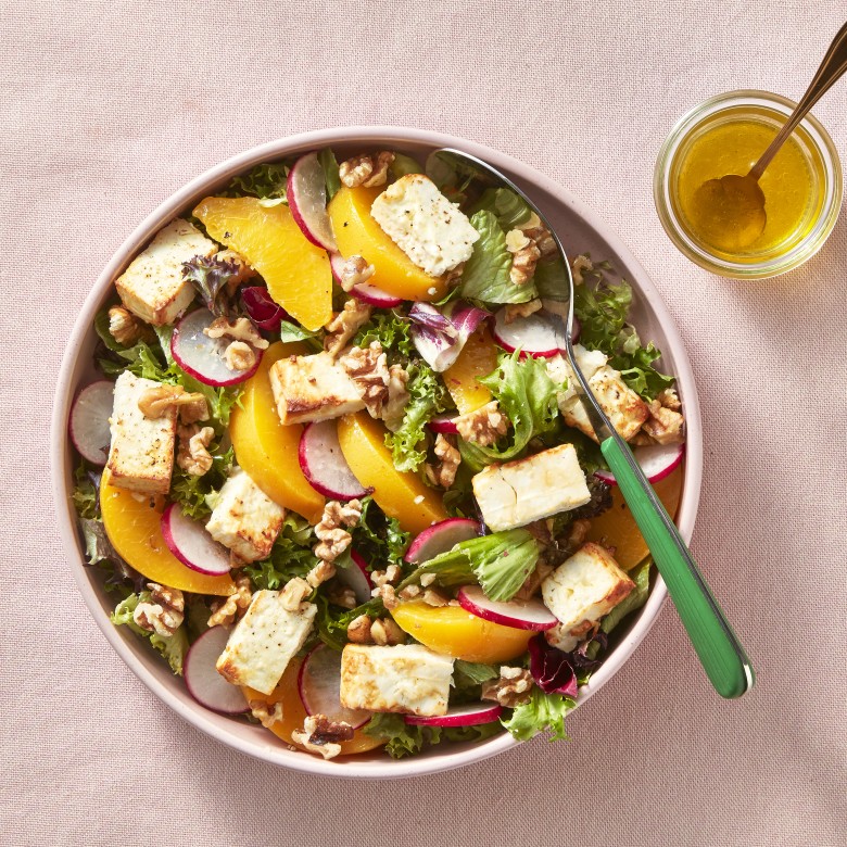 Salade met perzik en gebakken feta