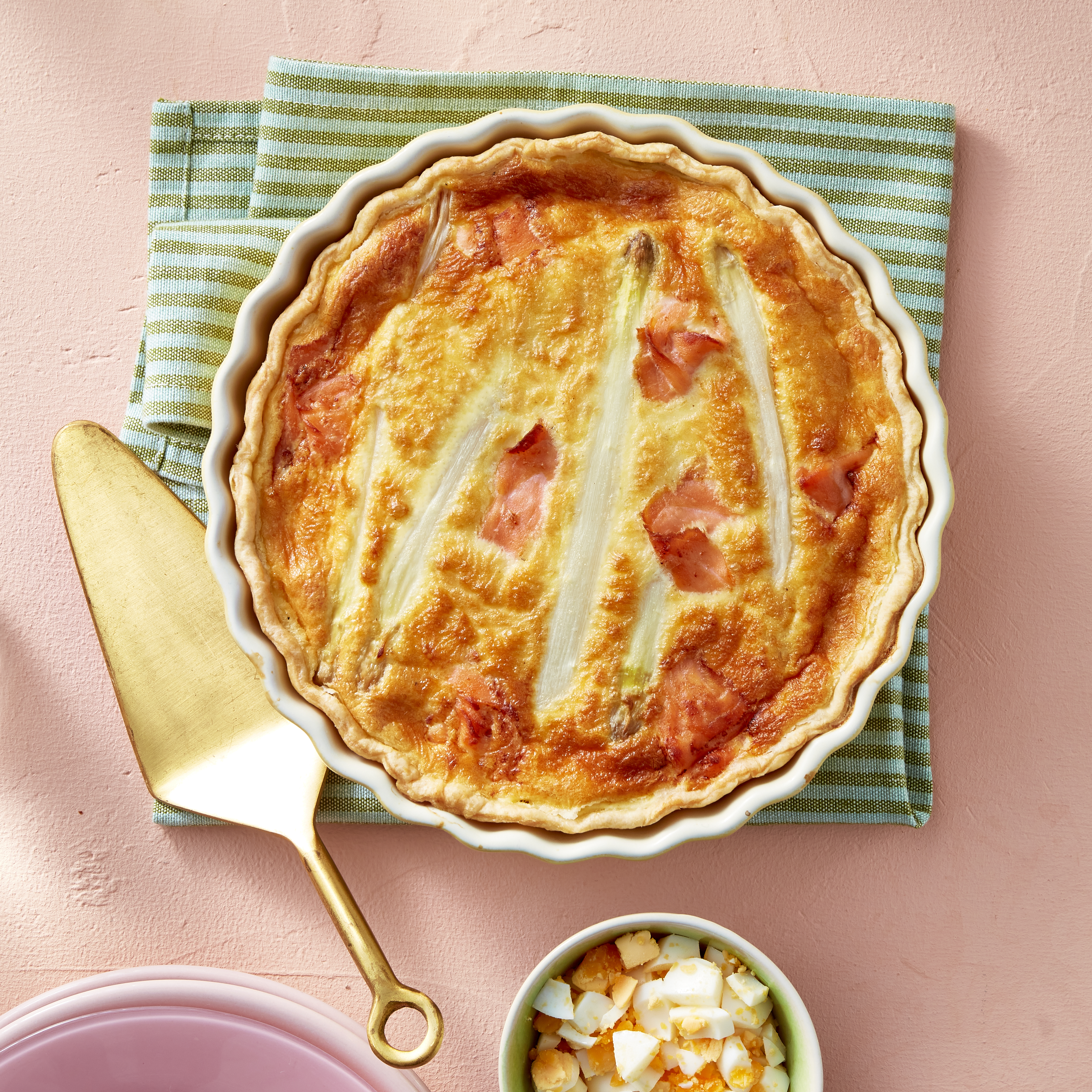 Quiche met witte asperge, ei en gerookte zalm