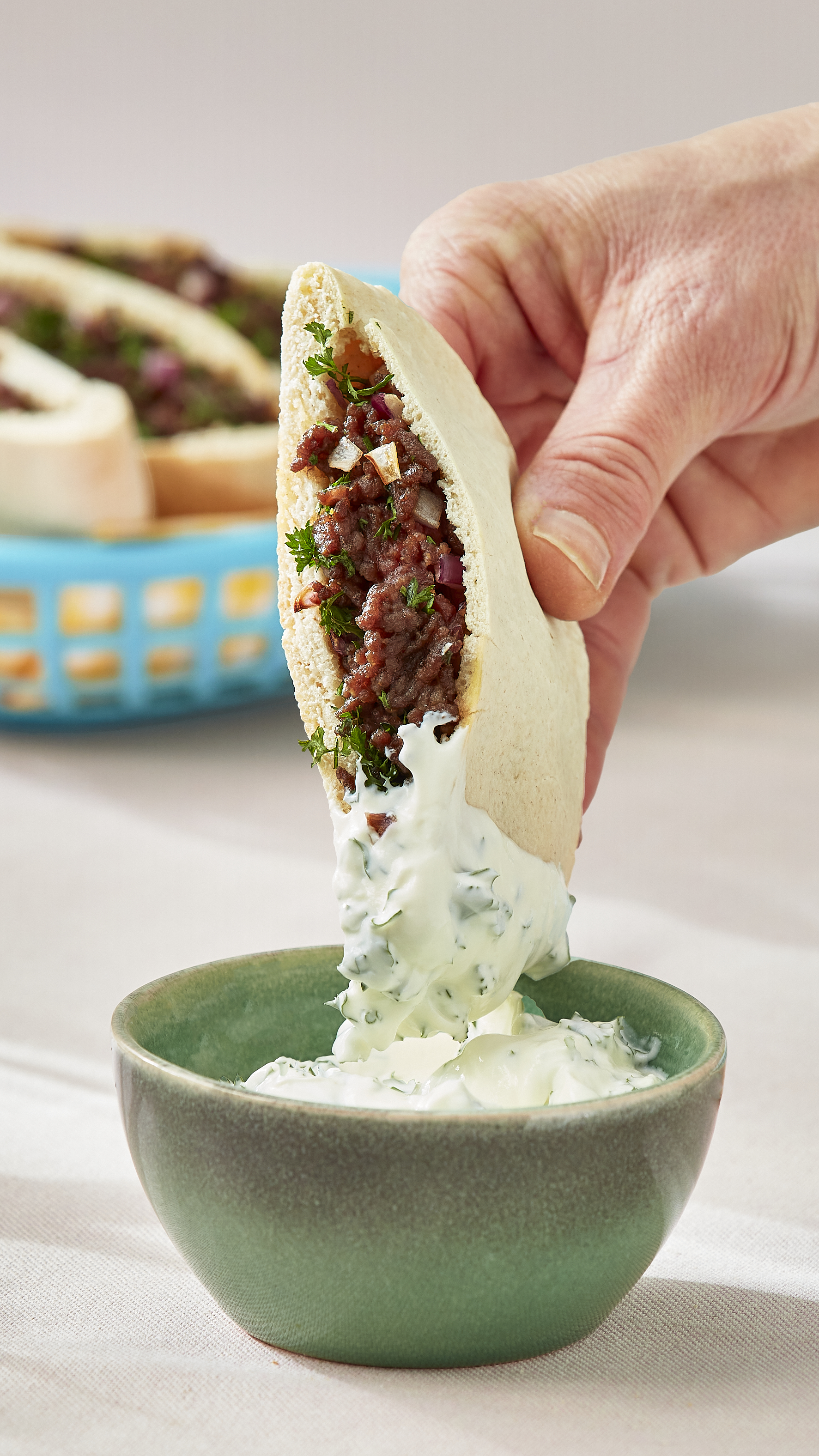 Gevuld pita broodje met yoghurtdip