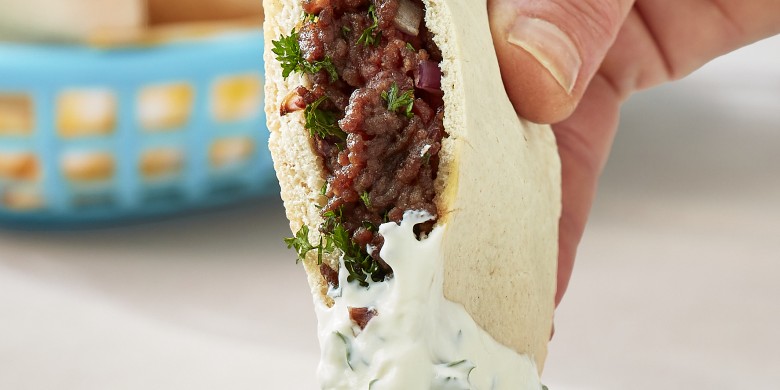 Gevuld pita broodje met yoghurtdip