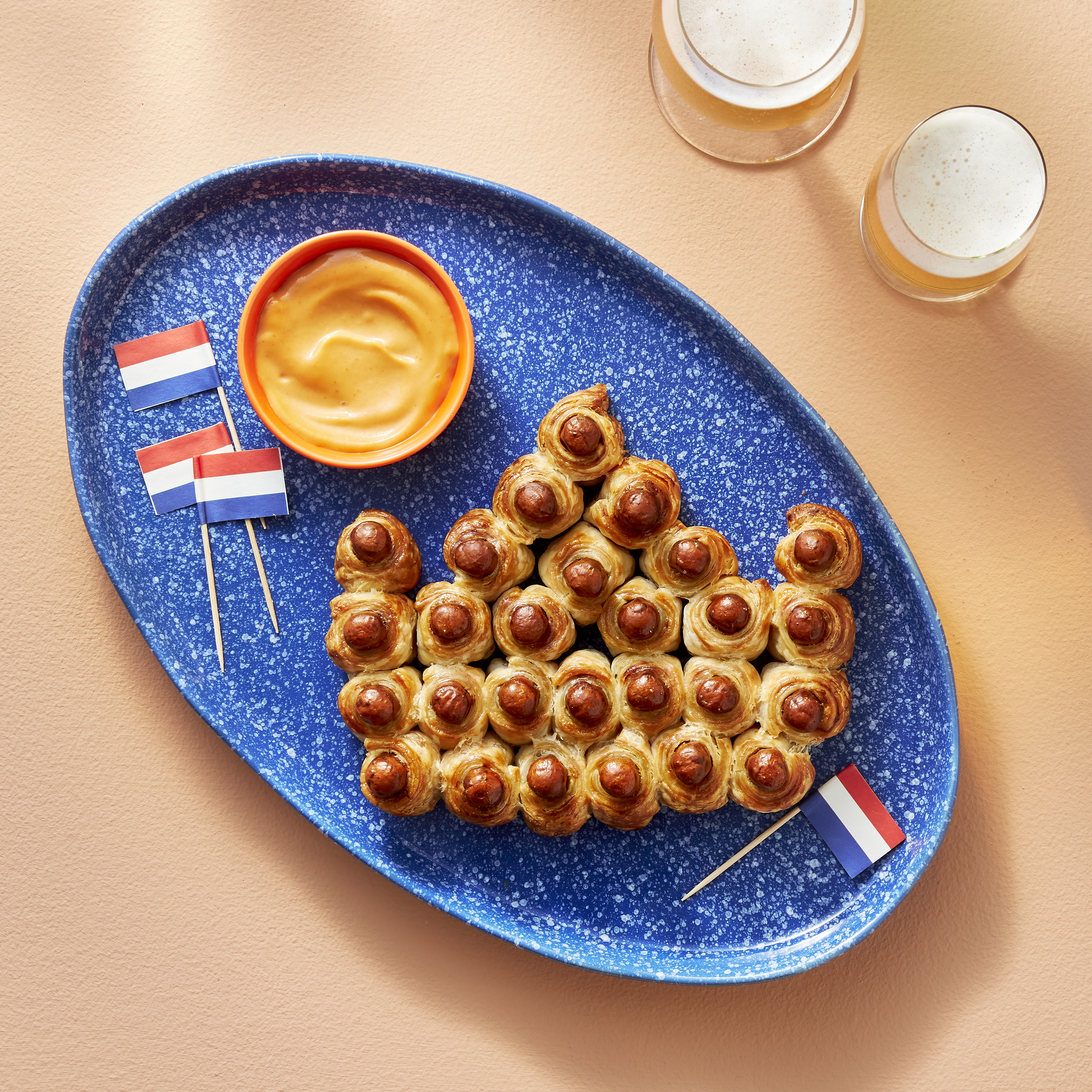 Knakworstjes in bladerdeeg kroon