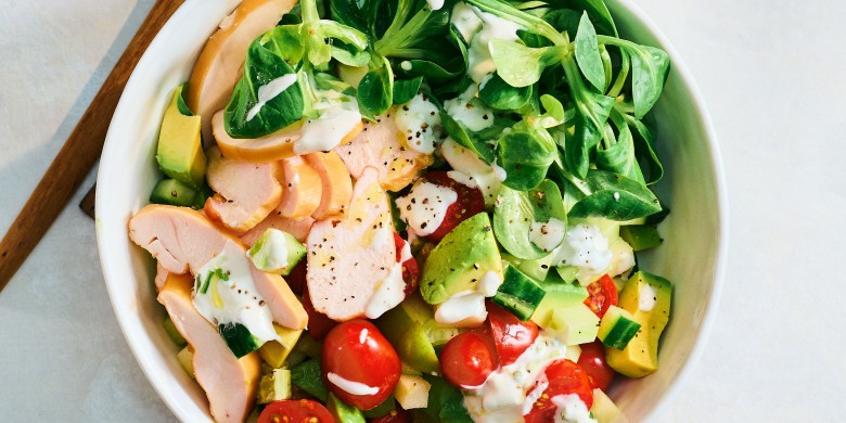 Pastasalade met gerookte kip, avocado en appel