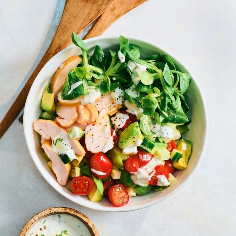 Pastasalade met gerookte kip, avocado en appel