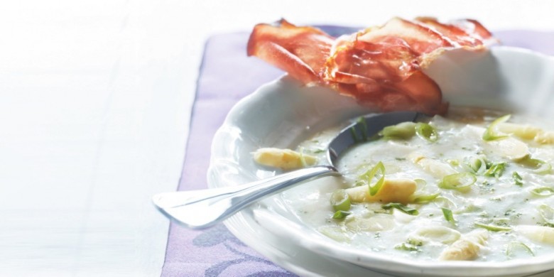 Aspergesoep met geroosterde rauwe ham