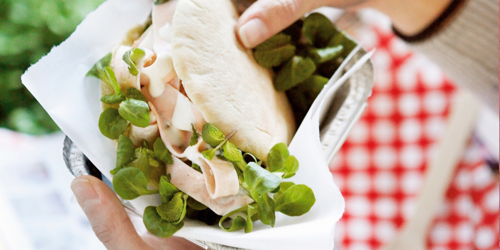 Pita-envelopjes met gerookte kipsalade