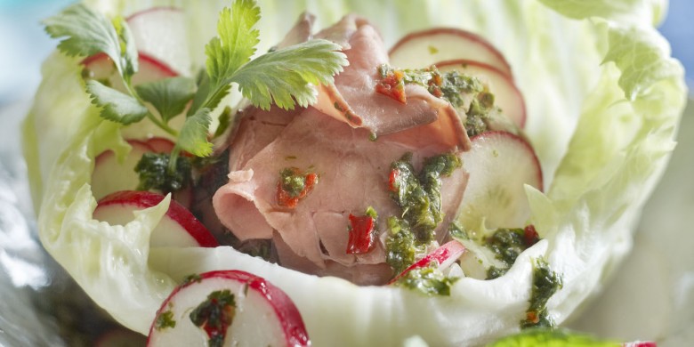 Salade met rosbief en scherpe saus