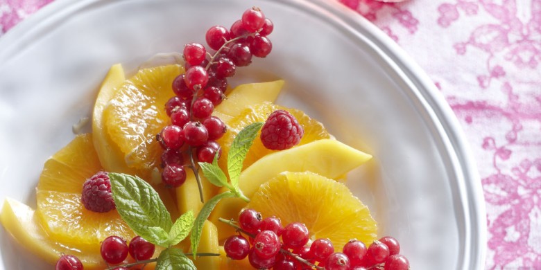 Salade van oranje en rood fruit