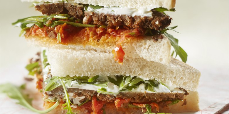 Sandwich met tomatentapenade, roggebrood en kaasspread