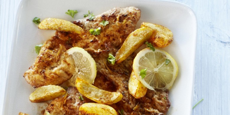 Schnitzel met citroenbotersaus en paprika-aardappelen